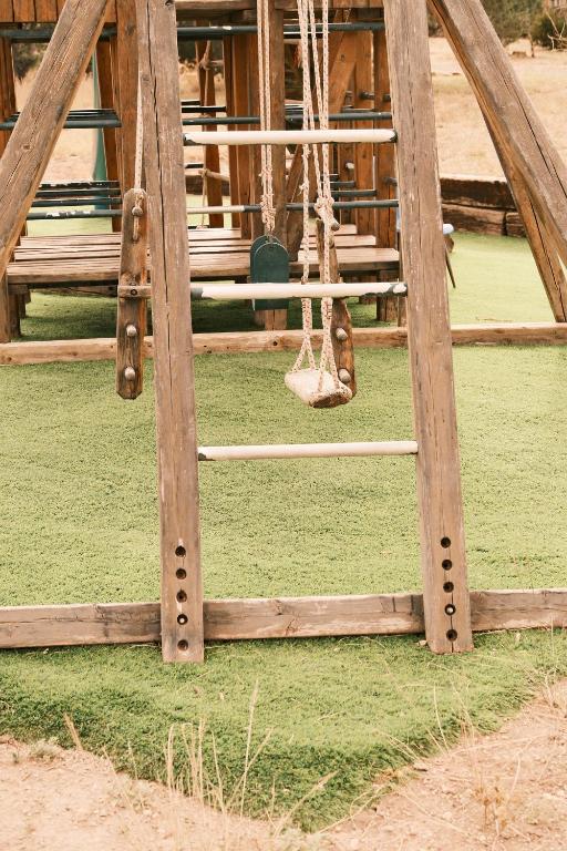Zona de juegos infantil en Crows Nest Treehouse At El Mstico Ranch