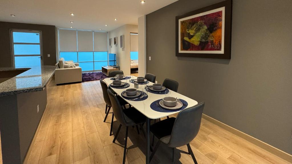 a dining room with a table and chairs in a living room at MD Zamora Condesa in Mexico City
