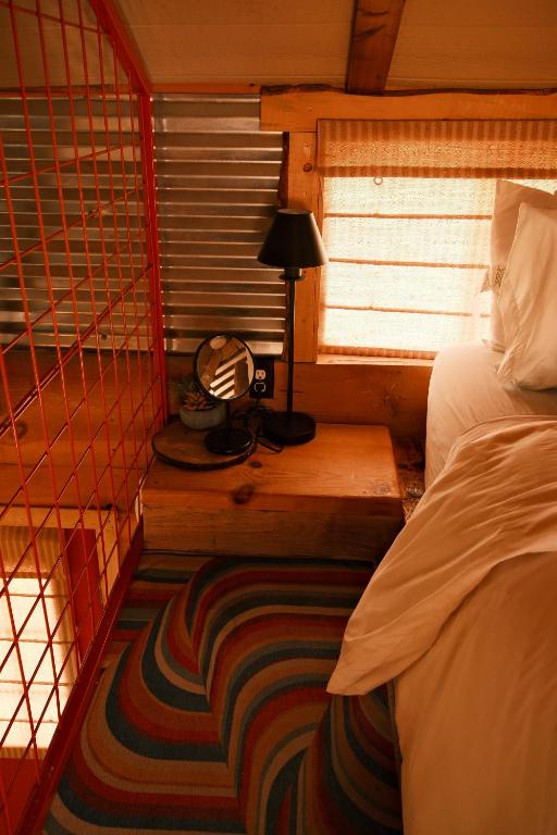 Una cama o camas en una habitación de Crows Nest Treehouse At El Mstico Ranch