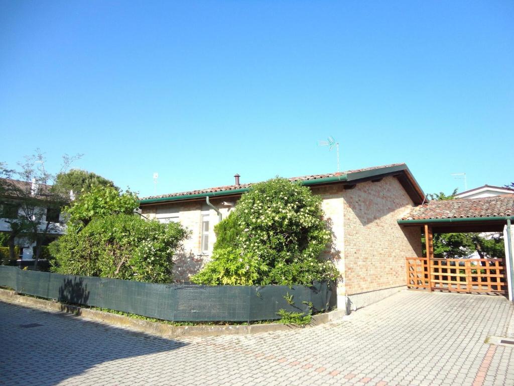 圣玛格丽塔波尔勒港Villa in Caorle near Spiaggia Tartaruga的砖屋,有门和栅栏