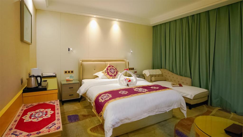 Postel nebo postele na pokoji v ubytování Dunhuang Hotel