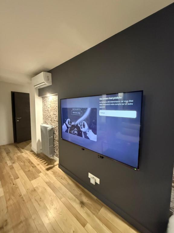 トゥールーズにあるla lampadaの黒壁掛け薄型テレビ