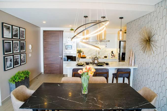 a kitchen and dining room with a dining table and a dining room at Departamento Casa Romita in San Antonio Quintanilla
