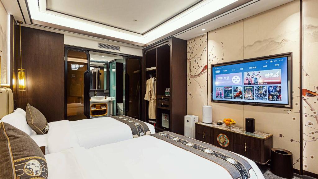 TV a/nebo společenská místnost v ubytování Shanxi Merchant Mansion