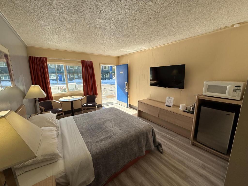 Pine Needles Inn photo