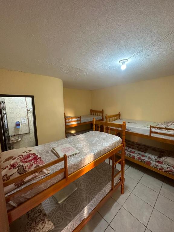 Postel nebo postele na pokoji v ubytování Dani Hostel e Suítes