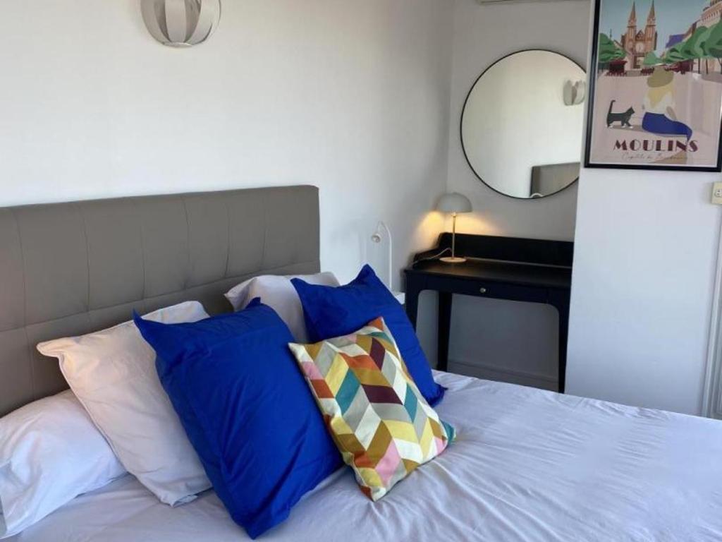 Łóżko lub łóżka w pokoju w obiekcie Appartement lumineux à Moulins avec terrasse et proche centre - FR-1-489-413