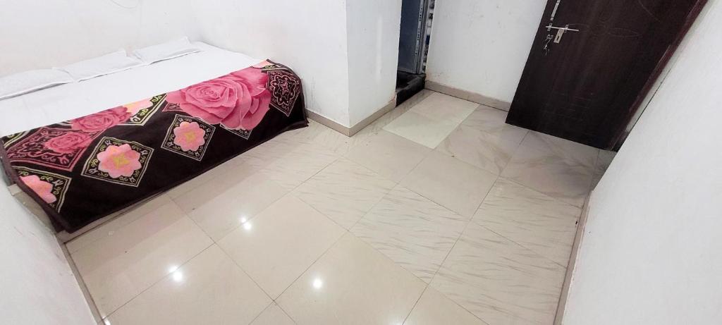 Postel nebo postele na pokoji v ubytování Hotel Janki Niwas - बाबा बैद्यनाथ मंदिर के निकट