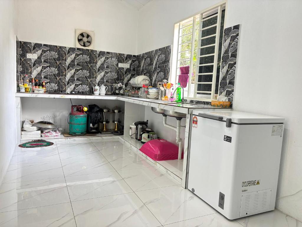 Kuchyň nebo kuchyňský kout v ubytování Homestay Dr Rosidah - Kulim