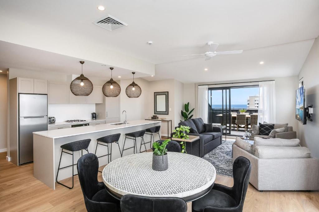 Η κουζίνα ή μικρή κουζίνα στο Spacious Penthouse Fabulous Harbour & Ocean Views