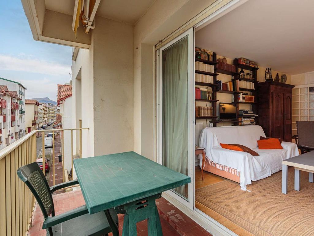 une chambre avec un balcon avec un lit et une table dans l'établissement Appartement près de la plage avec parking à Saint-Jean-de-Luz - FR-1-4-701, à Saint-Jean-de-Luz