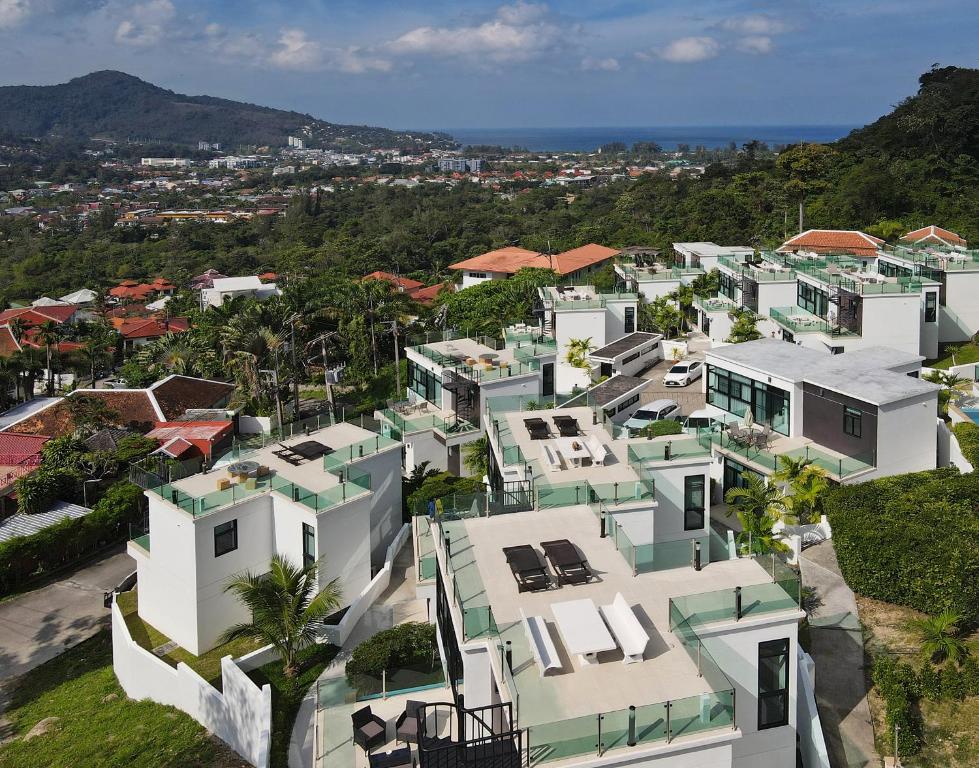 una vista aérea de una ciudad con casas blancas en Namara The Residences B, en Kamala Beach