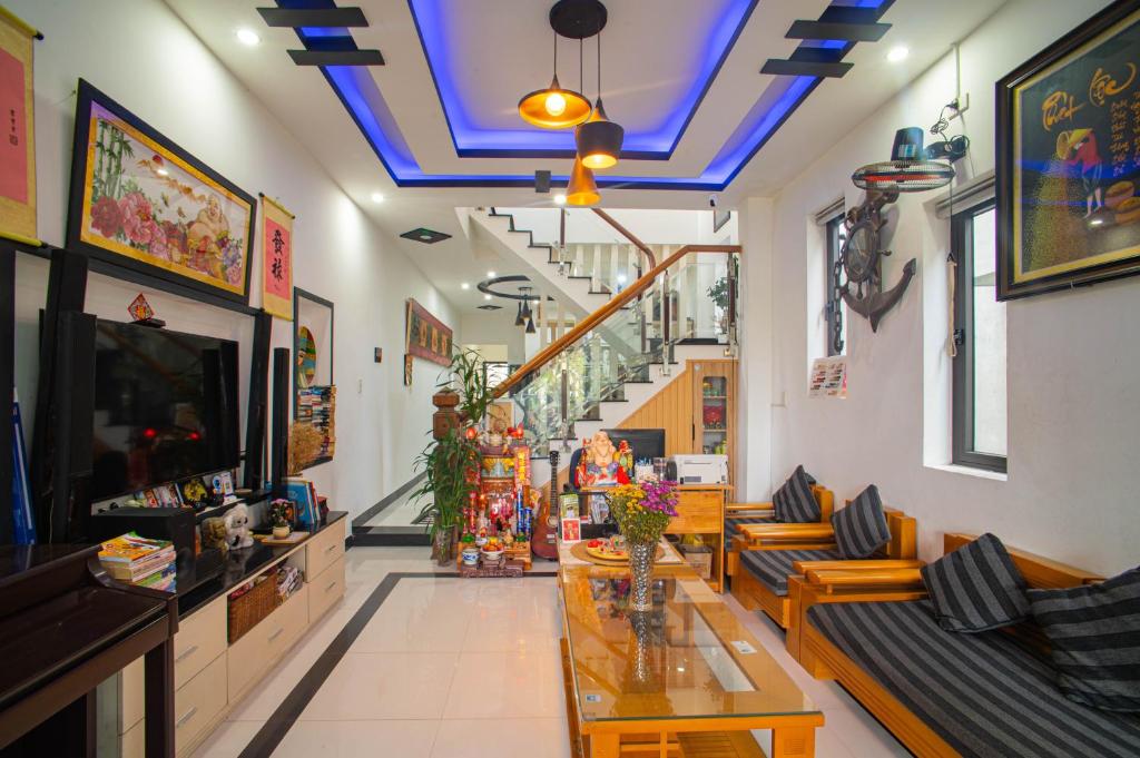 un soggiorno con un divano e un tavolo di Sophia Homestay Hoi An a Hoi An