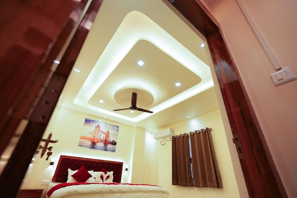 a bedroom with a ceiling with a ceiling fan at Hotel RJ in Patna