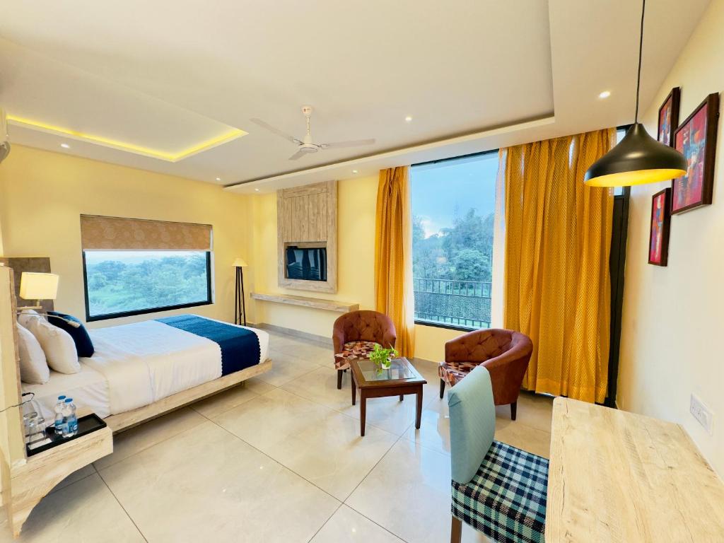 Postel nebo postele na pokoji v ubytování Aachman Riviera Resort Dharamshala- A river facing rooms with balcony