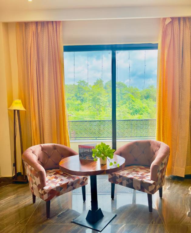Posezení v ubytování Aachman Riviera Resort Dharamshala- A river facing rooms with balcony