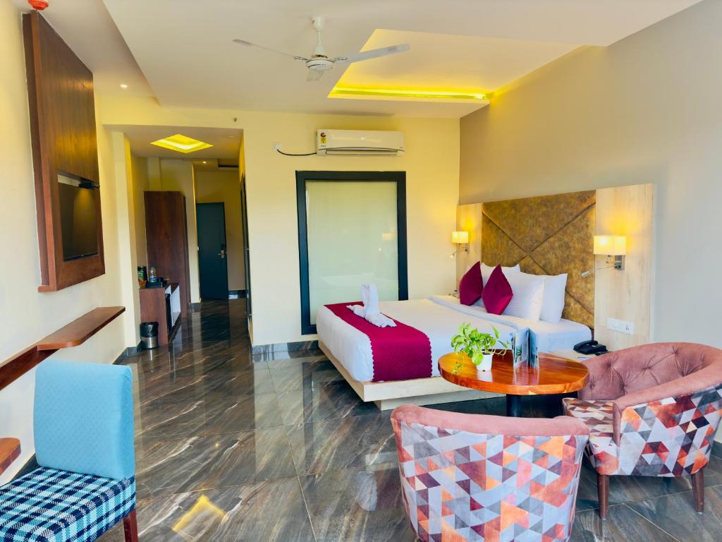 Posezení v ubytování Aachman Riviera Resort Dharamshala- A river facing rooms with balcony