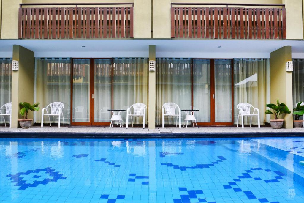 Bazén v ubytování Devata Suites and Residence nebo v jeho okolí
