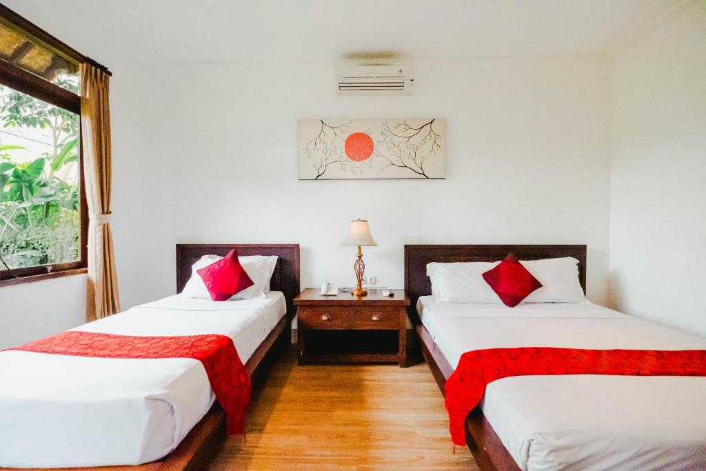 Postel nebo postele na pokoji v ubytování Sri Aksata Ubud Resort