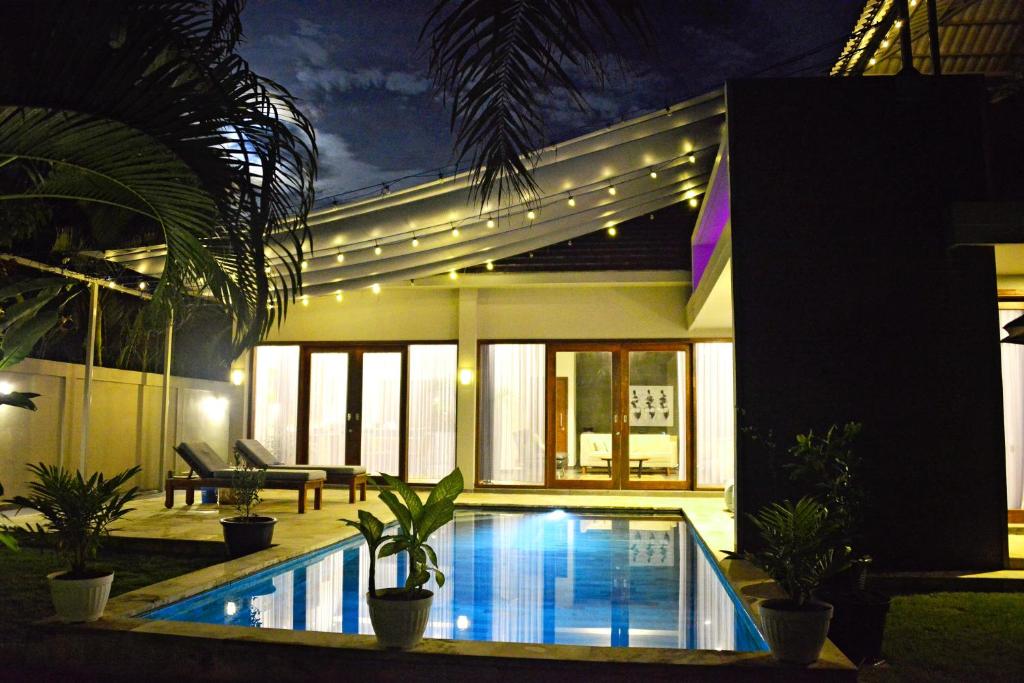 Bazén v ubytování 2 Bedroom Villa with Pool & Close to Setangi Beach nebo v jeho okolí