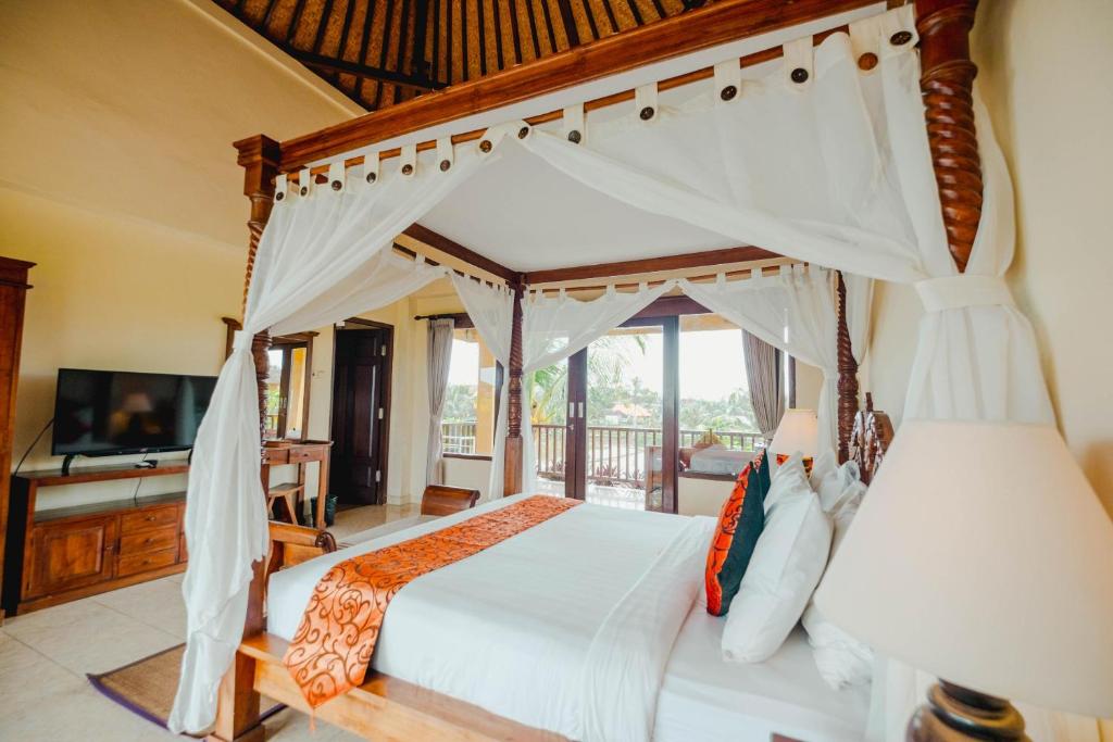 Postel nebo postele na pokoji v ubytování Sri Aksata Ubud Resort