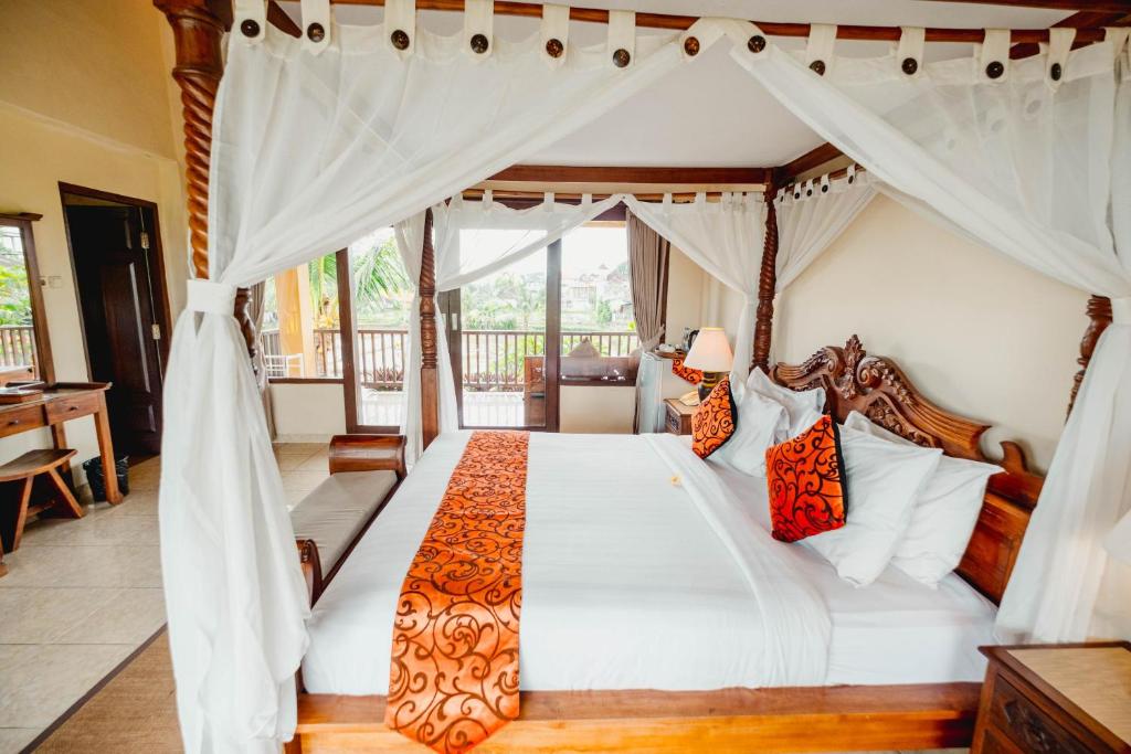 Postel nebo postele na pokoji v ubytování Sri Aksata Ubud Resort