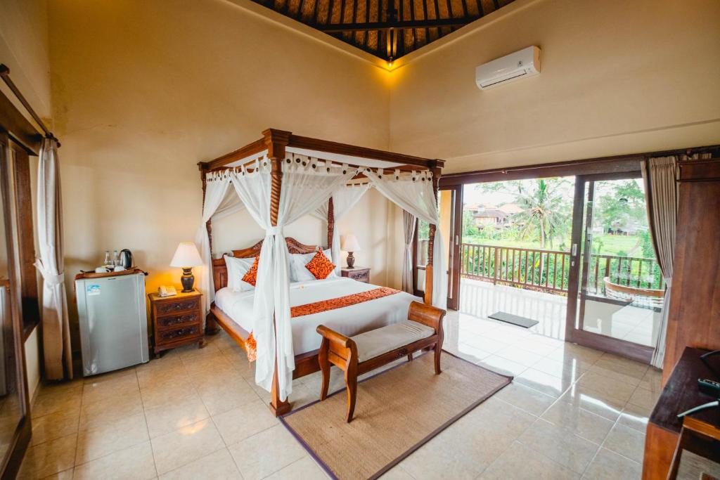 Postel nebo postele na pokoji v ubytování Sri Aksata Ubud Resort