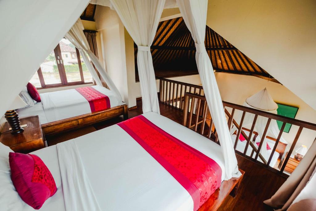 Postel nebo postele na pokoji v ubytování Sri Aksata Ubud Resort