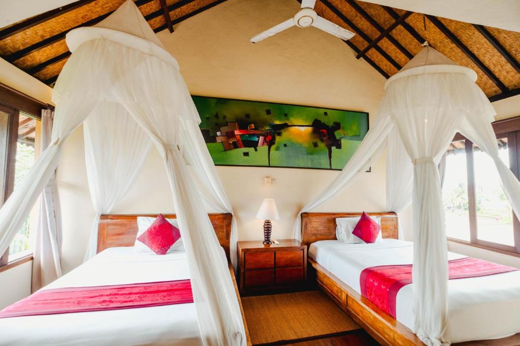 Postel nebo postele na pokoji v ubytování Sri Aksata Ubud Resort