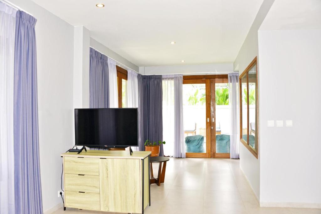 TV a/nebo společenská místnost v ubytování 2 Bedroom Villa with Pool & Close to Setangi Beach