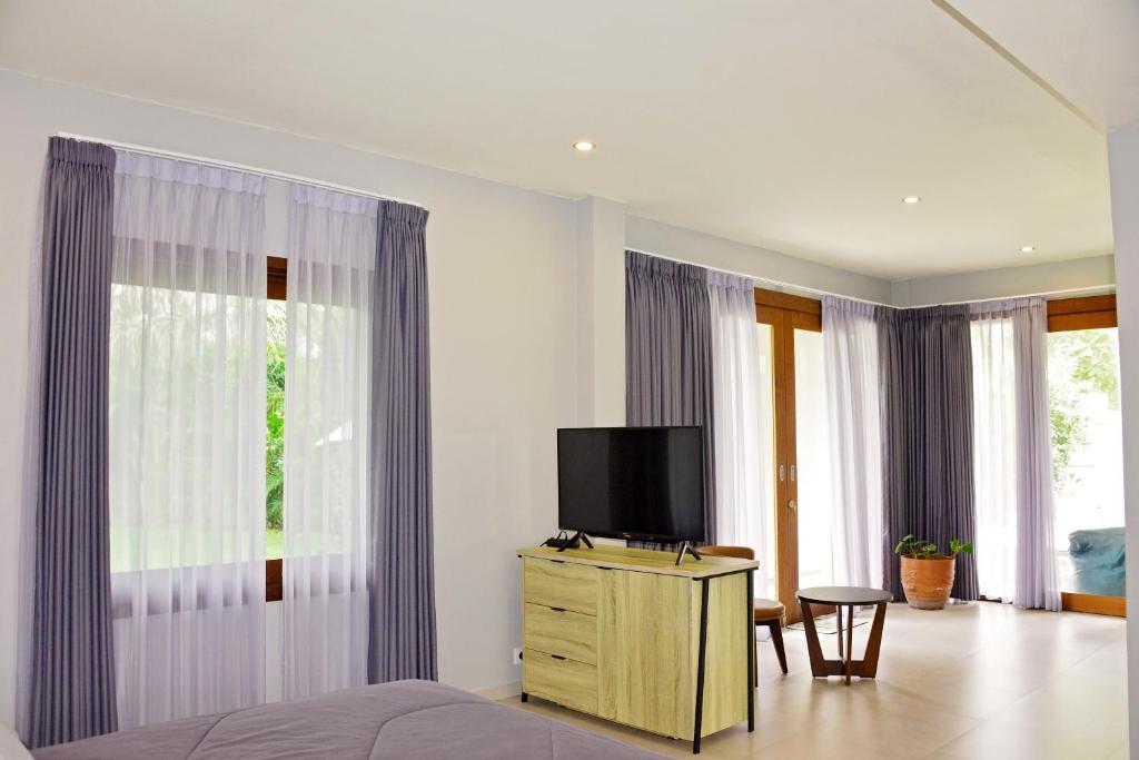 TV a/nebo společenská místnost v ubytování 2 Bedroom Villa with Pool & Close to Setangi Beach