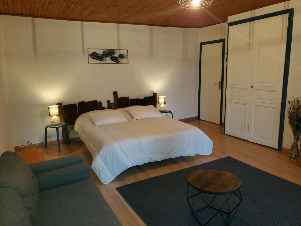 Postel nebo postele na pokoji v ubytování Les Chambres d'Hôtes Le Triskèle
