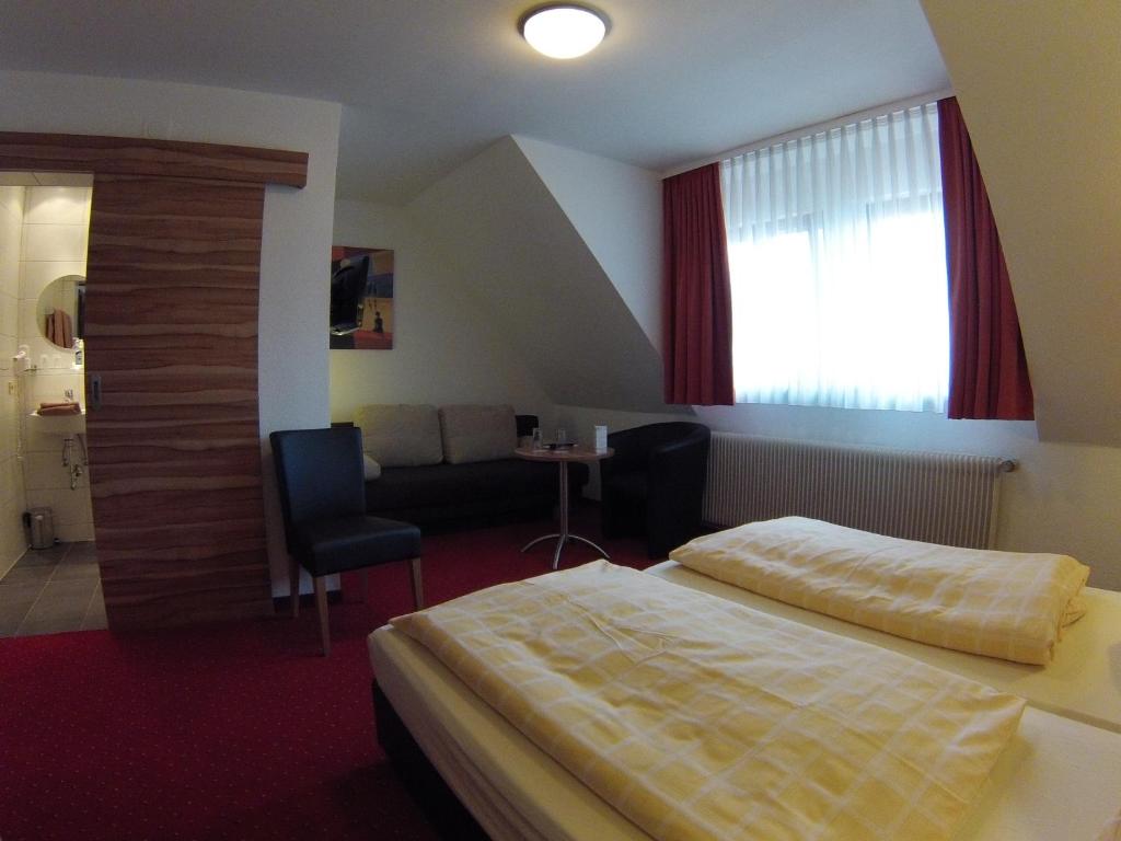 Postel nebo postele na pokoji v ubytování Hotel KRONE Garni