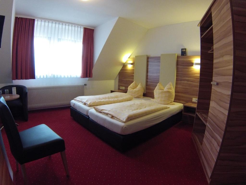 Postel nebo postele na pokoji v ubytování Hotel KRONE Garni