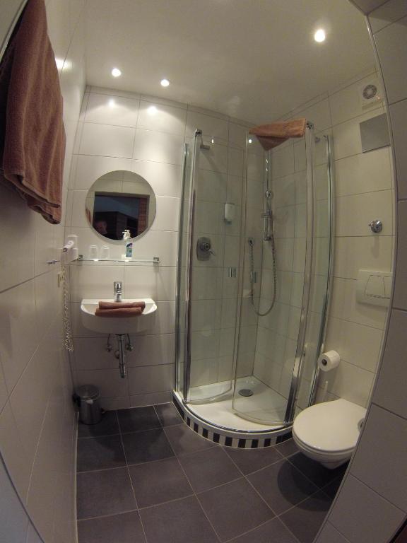 Koupelna v ubytování Hotel KRONE Garni