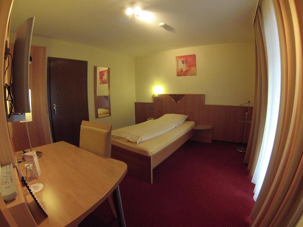 Postel nebo postele na pokoji v ubytování Hotel KRONE Garni