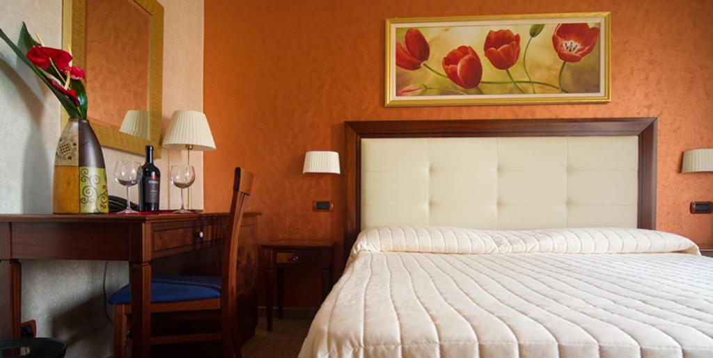 Postel nebo postele na pokoji v ubytování Hotel Flora