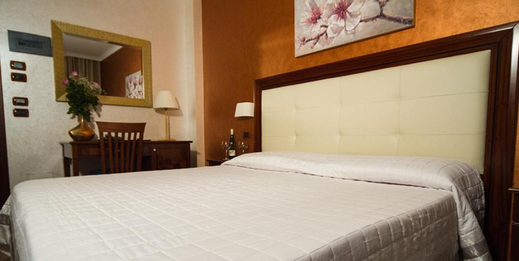 Postel nebo postele na pokoji v ubytování Hotel Flora