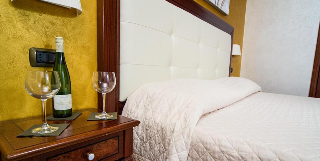 Postel nebo postele na pokoji v ubytování Hotel Flora