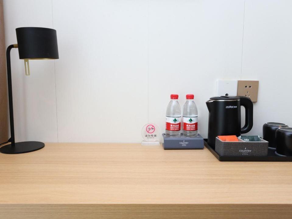 Příslušenství pro přípravu čaje a kávy v ubytování Country Inn&Suites by Radisson, Shanghai PVG