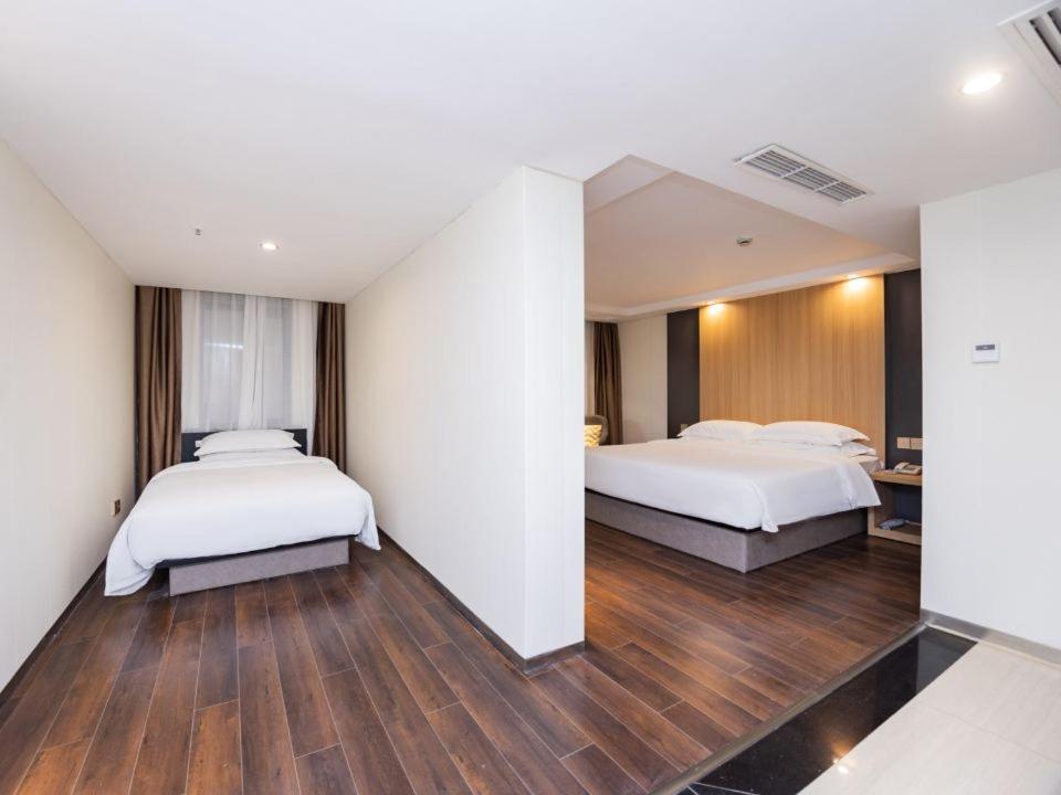 Postel nebo postele na pokoji v ubytování Country Inn&Suites by Radisson, Shanghai PVG