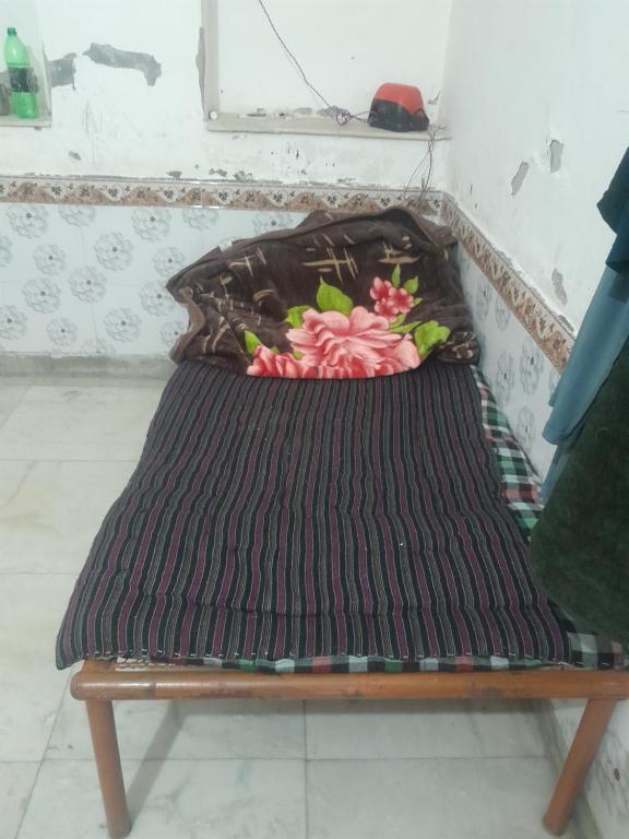 eine Bank mit einem Blumenstrauß darauf in der Unterkunft Tejaji हाउसिंग in Jodhpur