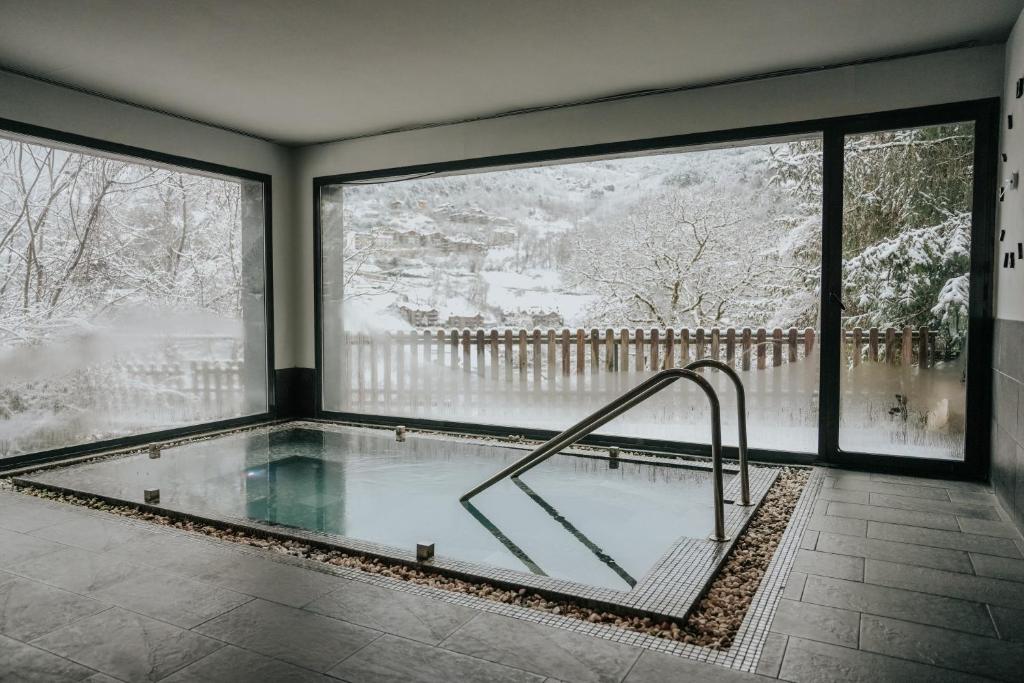 Bazén v ubytování Abba Xalet Suites Hotel nebo v jeho okolí