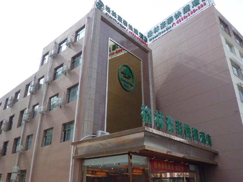 un edificio con un cartel en la parte delantera en GreenTree Inn Inner Mongolia Chifeng Linxi Ronglin Homeland Express Hotel, en Linxi