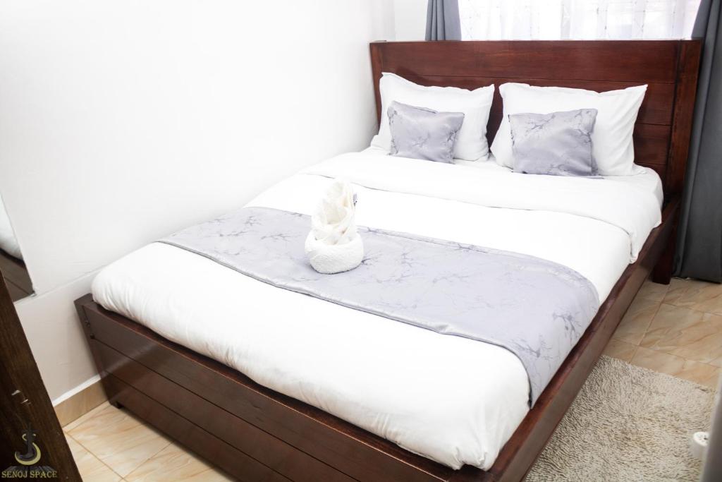 Postel nebo postele na pokoji v ubytování Royal apartments Eldoret