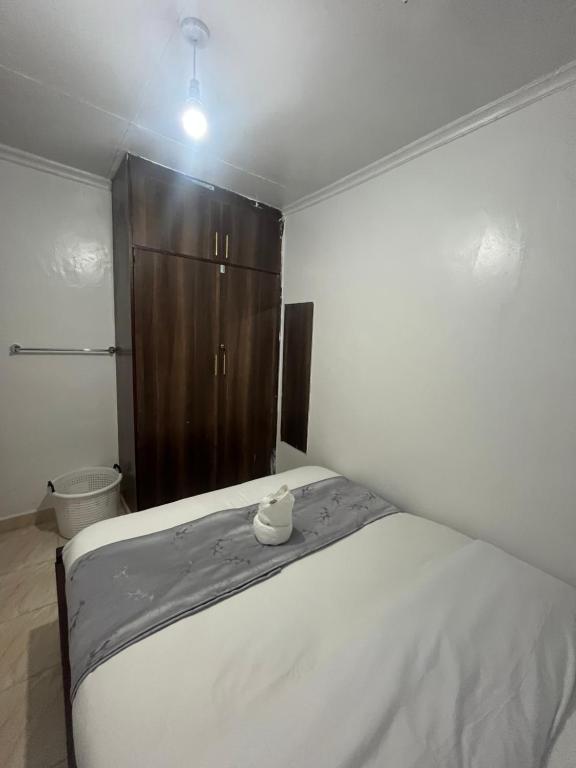 Postel nebo postele na pokoji v ubytování Royal apartments Eldoret