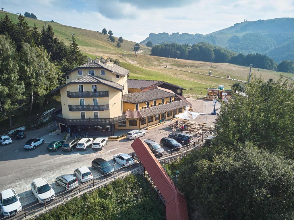 Výhľad na hory alebo výhľad na hory priamo z hotela