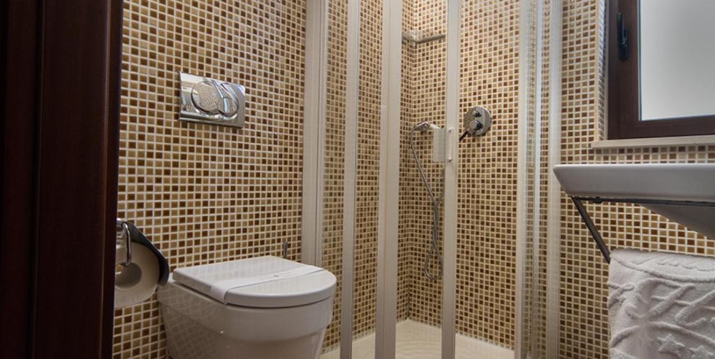 Koupelna v ubytování Hotel Flora