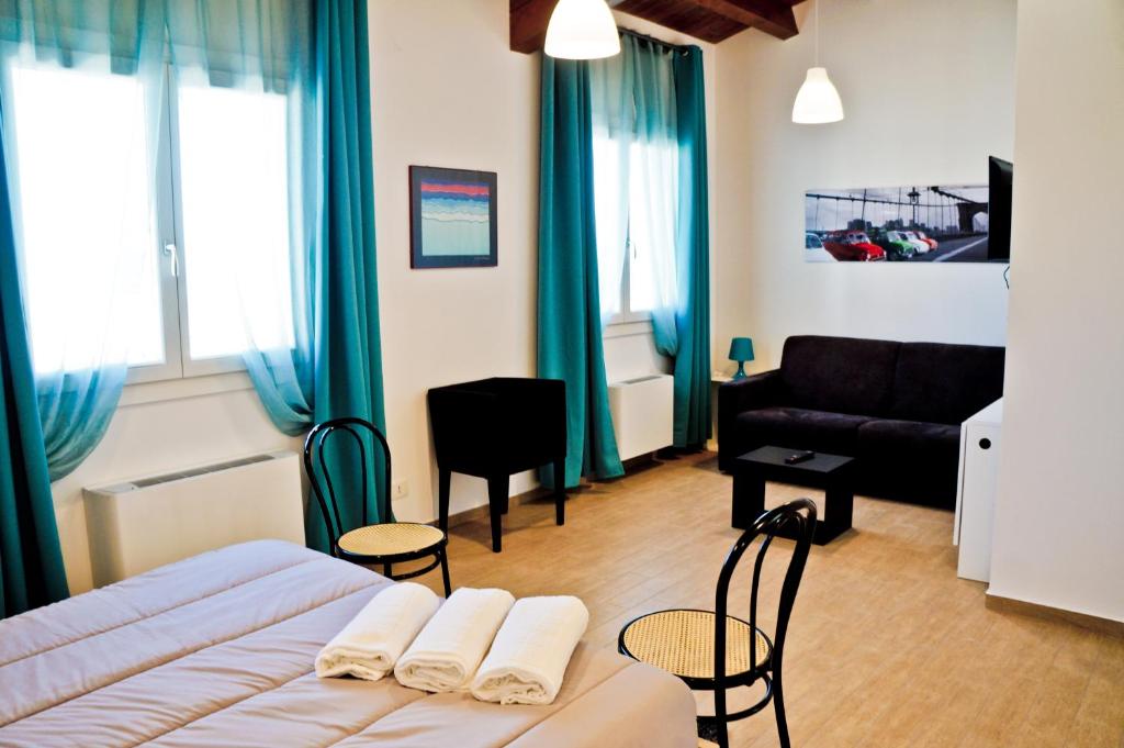 sypialnia z łóżkiem i salon z kanapą w obiekcie Casa34 w mieście Ragusa