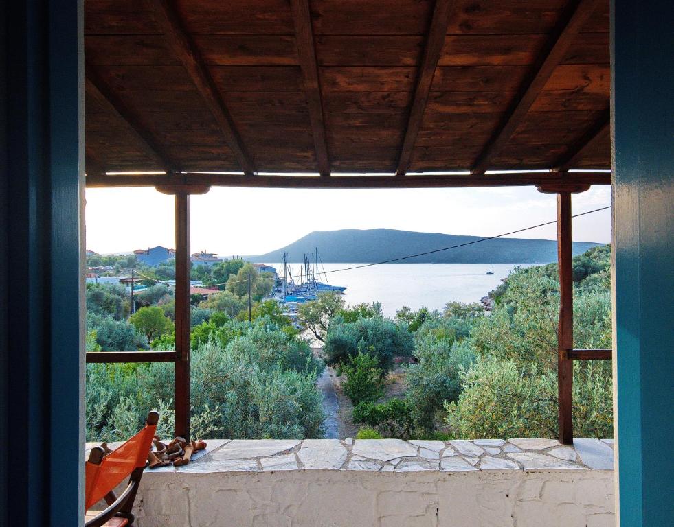 una vista desde la ventana de una casa en Limani Cottage, en Steni Vala Alonissos
